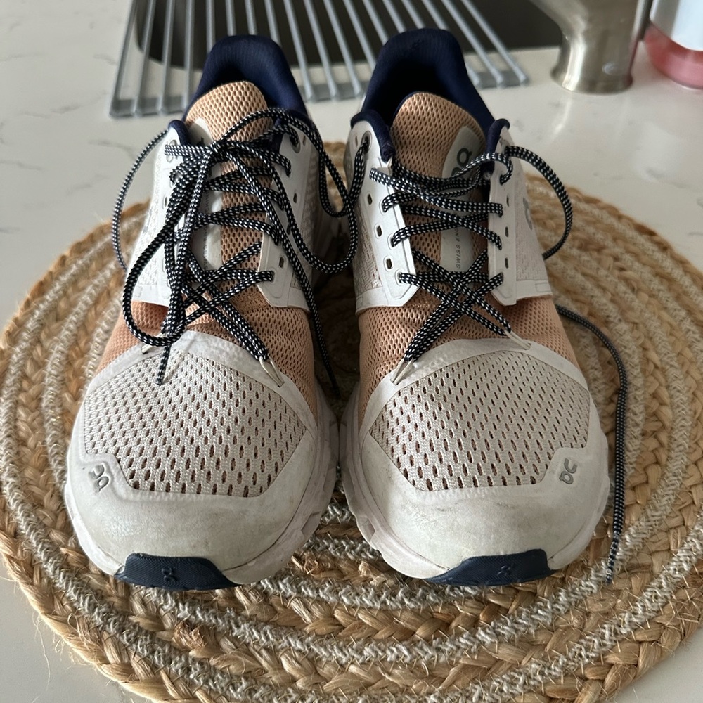 On Cloud Cloud Swift Tan & White